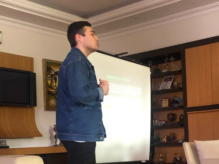 Can Zeytünlü, Prof. Dr. Nüket Sivri'ye projenin misyonunu ve vizyonunu sunarken