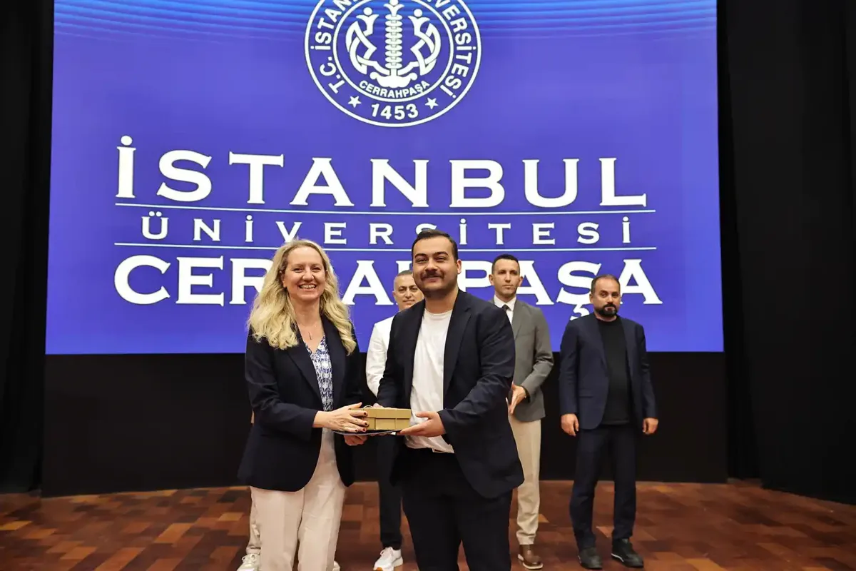İstanbul Üniversitesi-Cerrahpaşa sahnesinde teşekkür belgesi takdimi