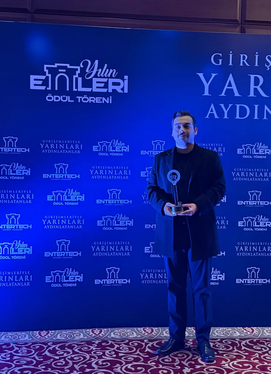 Yılın Enleri ödül töreninde, Yılın Öğrenci Girişimi ödülüyle